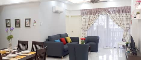 Spacious living and dinning room for max comfort with 2 airconditioners and fans