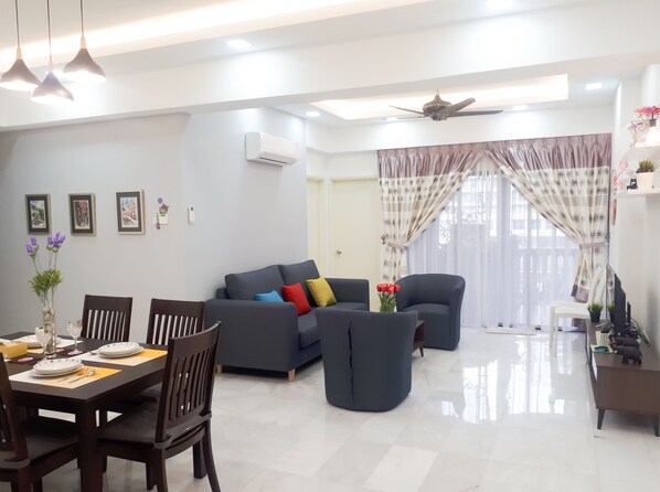 Spacious living and dinning room for max comfort with 2 airconditioners and fans