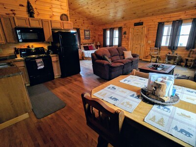 Black Bear Retreat in Hocking Hills minutes from ash cave