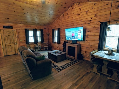 Black Bear Retreat in Hocking Hills minutes from ash cave