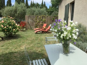 La terrasse du Bastidon au printemps,son mobilier de jardin