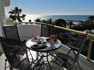 Arena apartment in front of the sea with sunny terrace and views