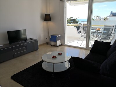 Arena apartment in front of the sea with sunny terrace and views