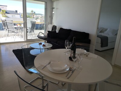 Arena apartment in front of the sea with sunny terrace and views