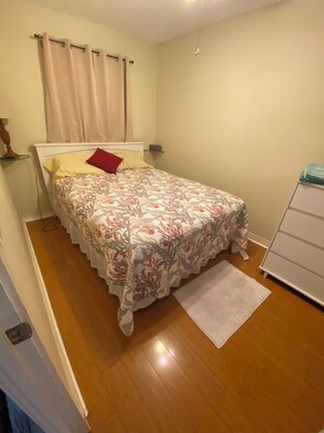 Bedroom - Queen bed