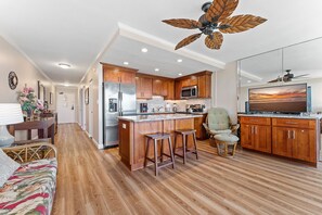 View to the kitchen and entrance.