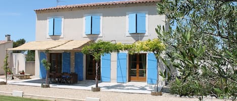 La maison vue du jardin