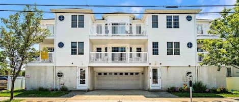 Beautiful top deck 1.5 blocks from beach and boards