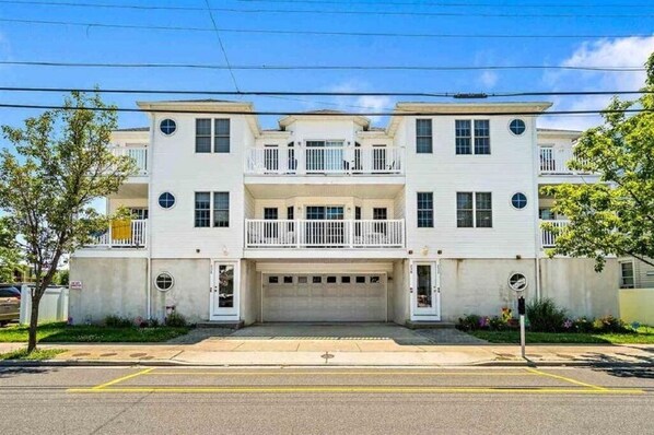 Beautiful top deck 1.5 blocks from beach and boards