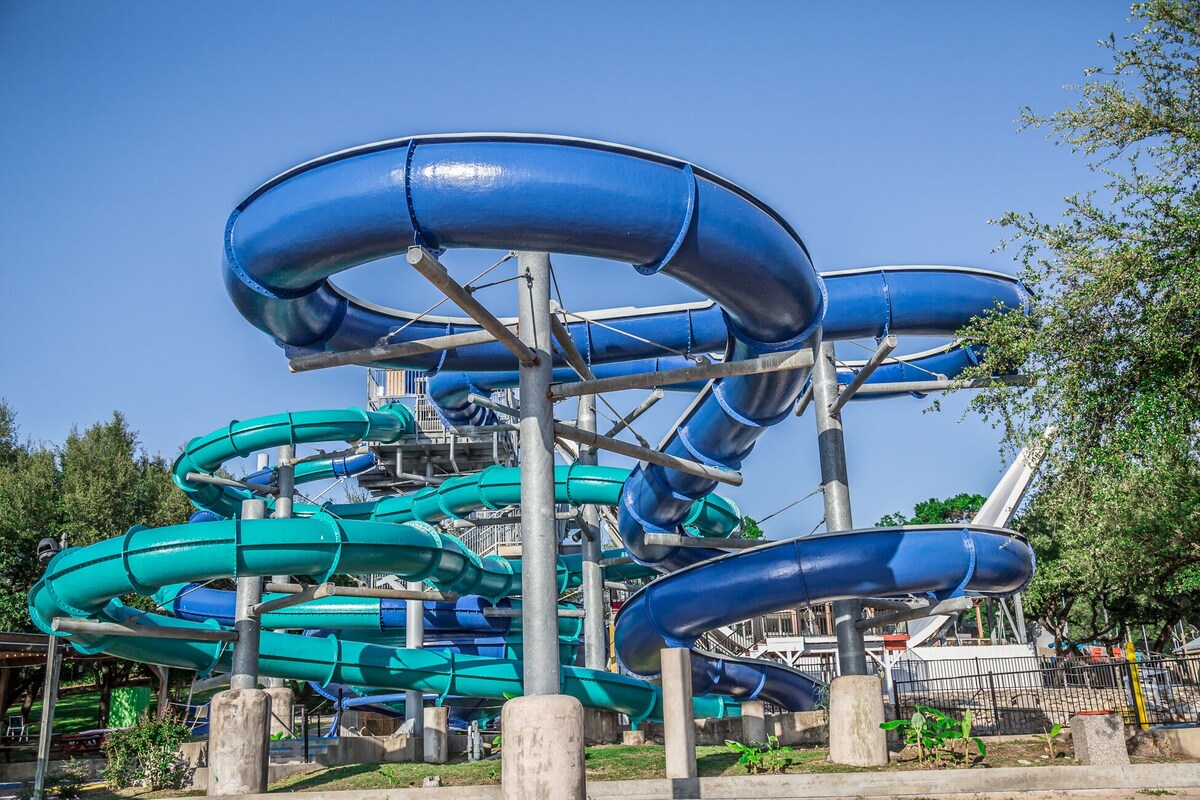 LakeTravis Bungalow 2:Free waterpark , lake views & low cleaning fees