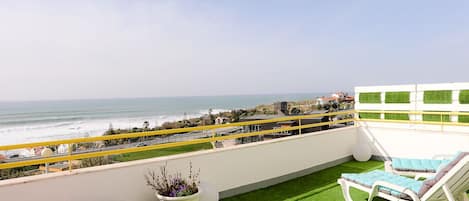 Front terrace with views of the Ocean from bedroom 3 and 4