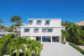 Front of home with plenty of parking, located on a quiet cul da sac. 