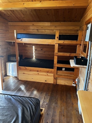 Twin bunk bed