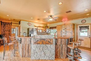 Rockin Diamond S Ranch - Kitchen
