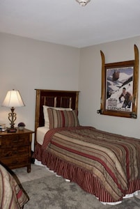 Vail 2 Bed Condo Sleeps 6 Pool HotTub on Bus Route