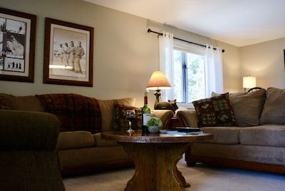 Vail 2 Bed Condo Sleeps 6 Pool HotTub on Bus Route
