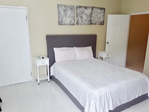 Queen bed!! Bathroom, TV, AC, and small Refrigerator!!
