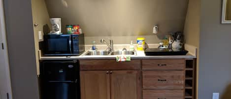 kitchenette with an infra red stovetop