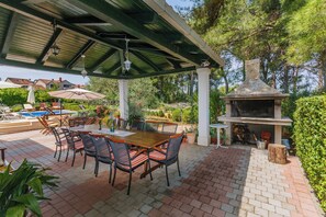Roofed outside dining area with BBQ