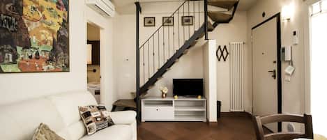 Soggiorno, angolo cottura e divano letto / Livingroom, kitchenette and sofa bed