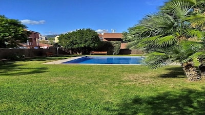 Corner house ideal for 2 families pool, terrace and private garden