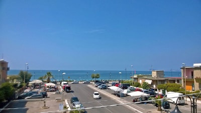 On the sea, between Rome and Naples, terme15km, supermarket and restaurant under cas