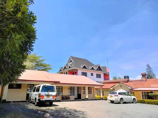 Vista frontal de la propiedad