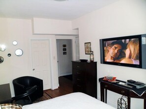 High ceilings, 42' flat panel TV,