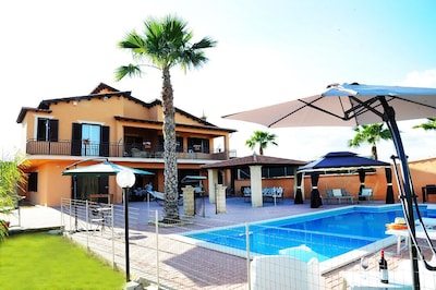 Villa Gioiosa Urlaub, kinderfreundliche Villa mit eingezäuntem Pool, WLAN, Grill, Klimaanlage, Spielzeug