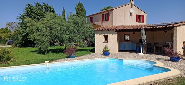 Vue de la maison et de la piscine