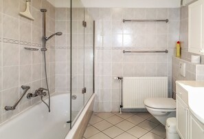 Wannenbad mit Duschabtrennung, Waschbecken und WC