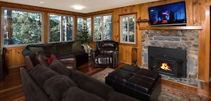 Wood fireplace, movies, WiFi, dining for 6 indoors and 4 out