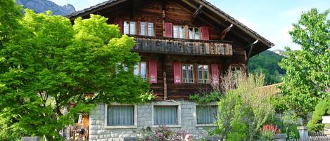 The front side of the chalet, with the 2-room apartment on the ground floor.