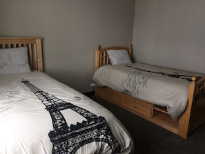 Bedroom in lower level with twin beds