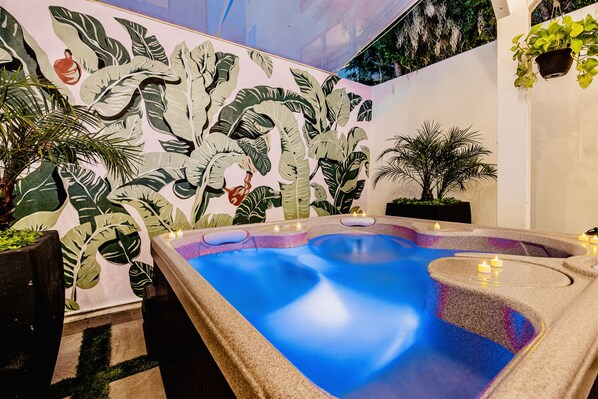 Indoor spa tub