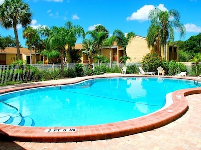 5 minutes drive to nr. Siesta Key 2BR /1BA condo.Sienna Park.heated pool