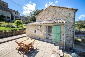 Appréciez les repas ou la détente sur la grande terrasse.