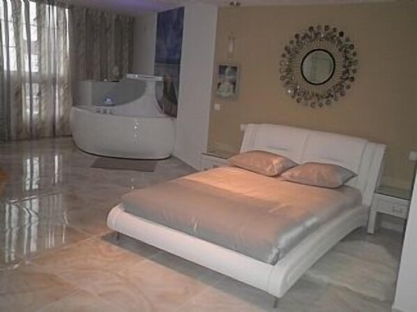 jacuzzy in the bedroom