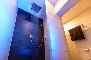 Regadera en el baño