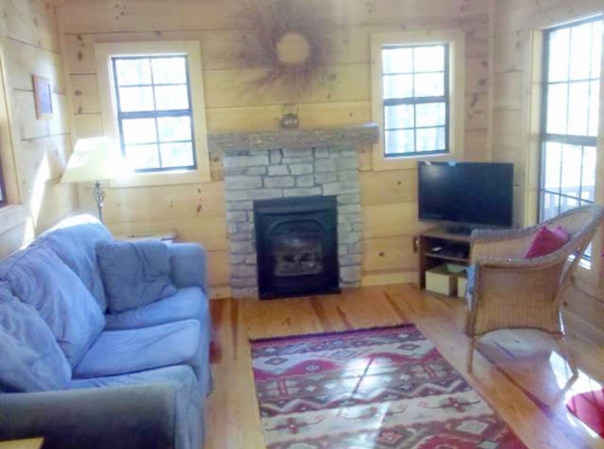 Cabin on the Hill-Romantic 1 BR 20-Acre Country Retreat w/HotTub-Near Asheville