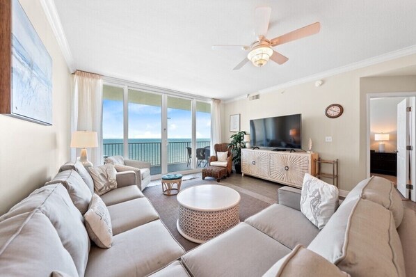 1 San Carlos 1207 Living Room