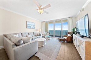 2 San Carlos 1207 Living Room