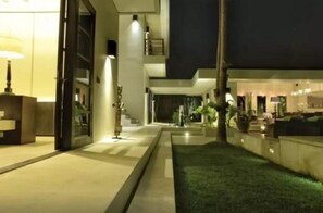 Modern 4 Bedroom Villa Views, Canggu