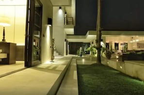 Modern 4 Bedroom Villa Views, Canggu