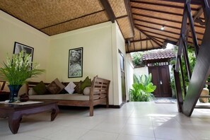 Tropical 2BR Bungalow, 300m to beach