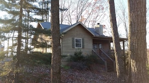 by Montaluce Mountain Cabin DAHLONEGA, Ga
Sleeps 8 (max10) Bedrooms 3, bathroom1