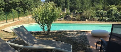 Piscine et plage à l’ombre du grand chêne 