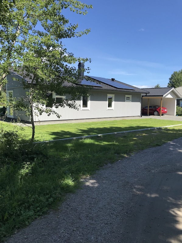 Från söder, 18 solceller på taket