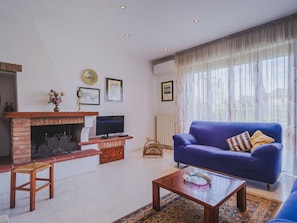 Eigentum, Bilderrahmen, Couch, Tabelle, Azurblau, Wohnzimmer, Interior Design, Fussboden, Holz, Studio Couch