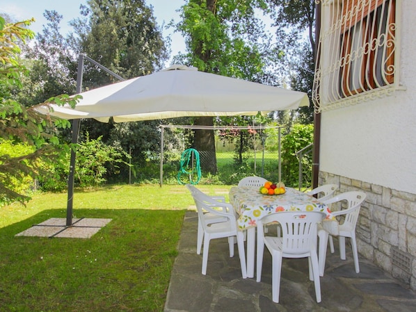 Pflanze, Möbel, Eigentum, Tabelle, Stuhl, Gebäude, Baum, Tisch Im Freien, Schatten, Gartenmöbel